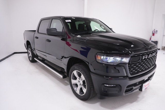 New 2027 Ram 1500 EXPRESS CREW CAB 4X2 5'7 BOX Pickup