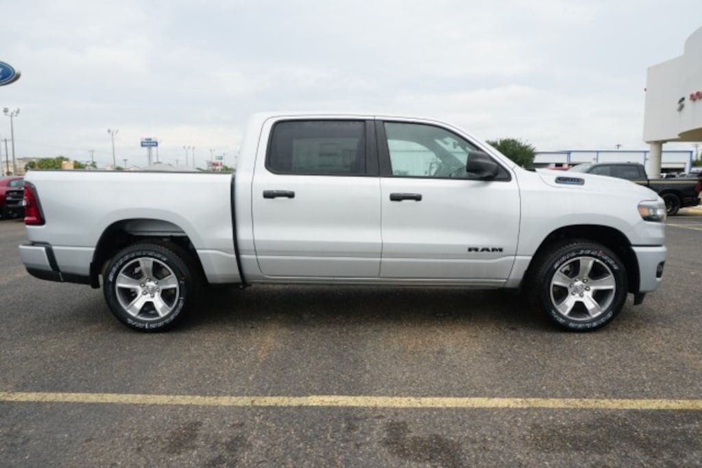 New 2026 Ram 1500 EXPRESS CREW CAB 4X2 5'7 BOX Pickup
