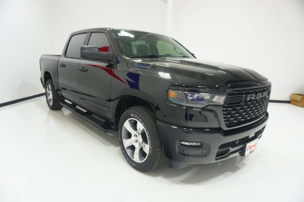 New 2026 Ram 1500 EXPRESS CREW CAB 4X2 5'7 BOX Pickup