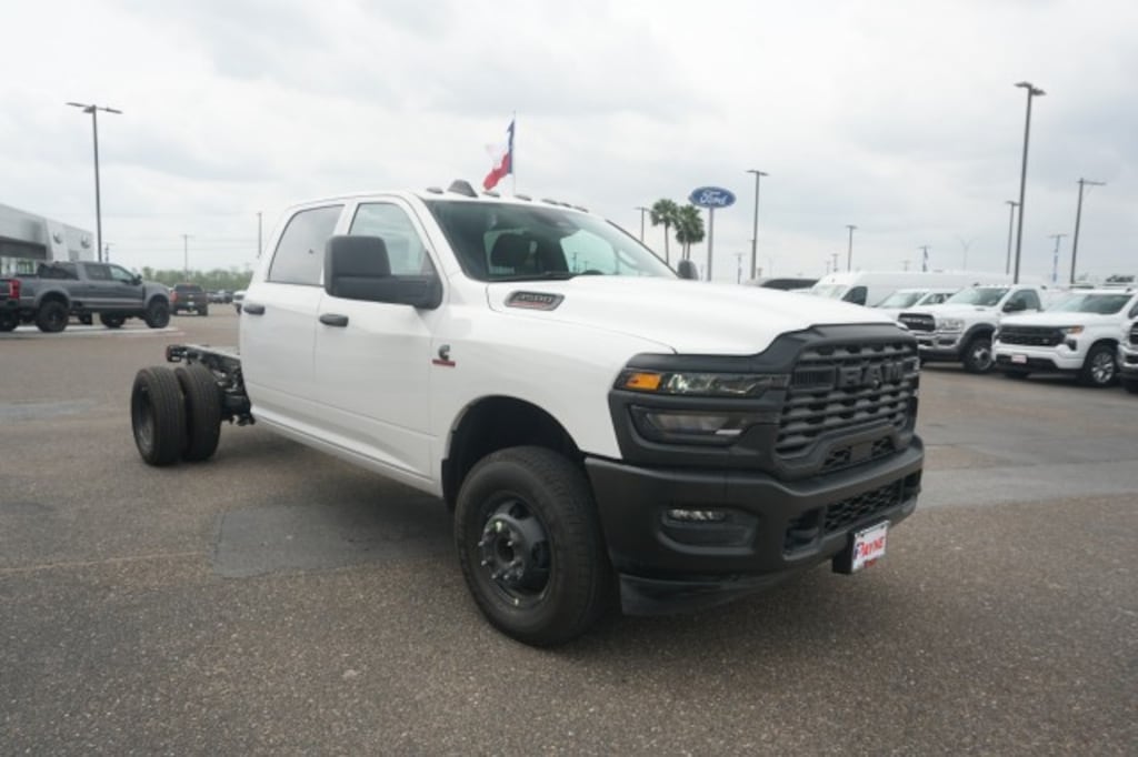 New 2026 Ram 3500 Chassis Cab TRADESMAN CREW 4X4 60' CA Pickup