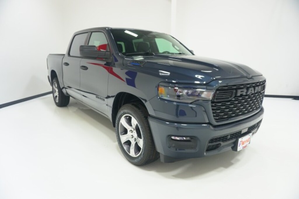 New 2026 Ram 1500 EXPRESS CREW CAB 4X2 5'7 BOX Pickup