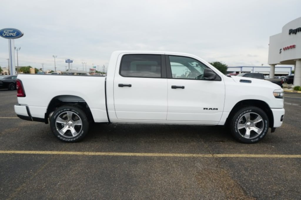 New 2026 Ram 1500 EXPRESS CREW CAB 4X2 5'7 BOX Pickup