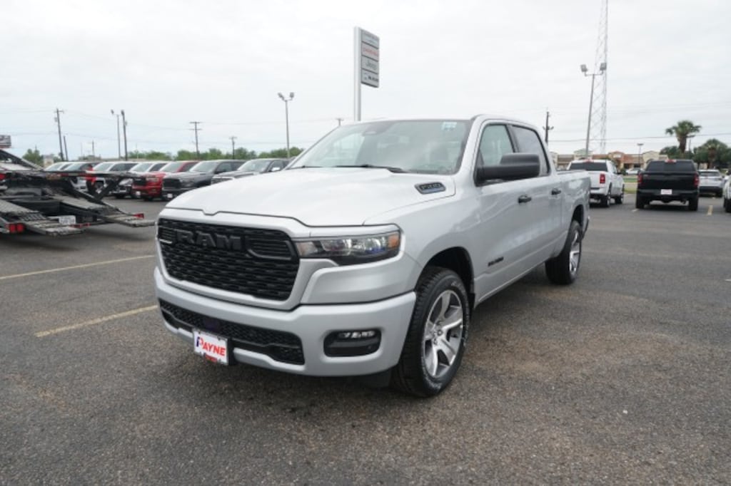 New 2026 Ram 1500 EXPRESS CREW CAB 4X2 5'7 BOX Pickup