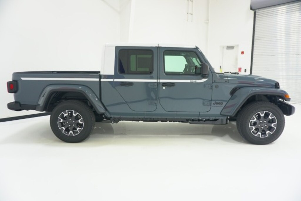 New 2026 Jeep Gladiator SAHARA 4X4 Pickup