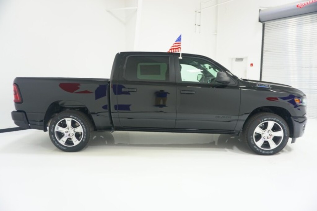 New 2026 Ram 1500 EXPRESS CREW CAB 4X2 5'7 BOX Pickup