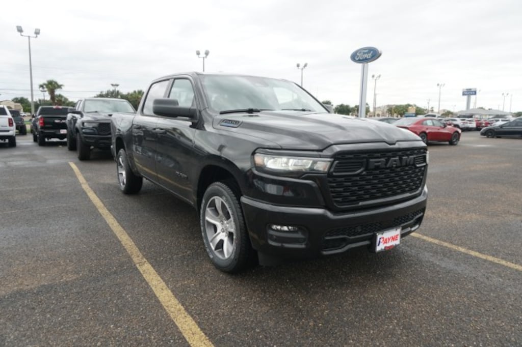 New 2026 Ram 1500 EXPRESS CREW CAB 4X2 5'7 BOX Pickup
