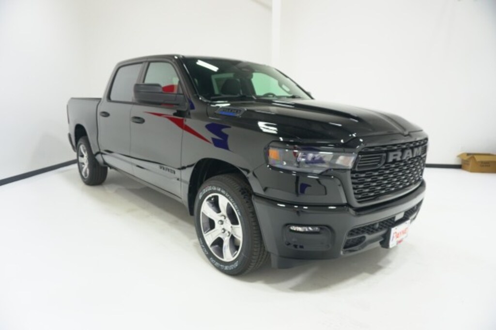 New 2026 Ram 1500 EXPRESS CREW CAB 4X2 5'7 BOX Pickup