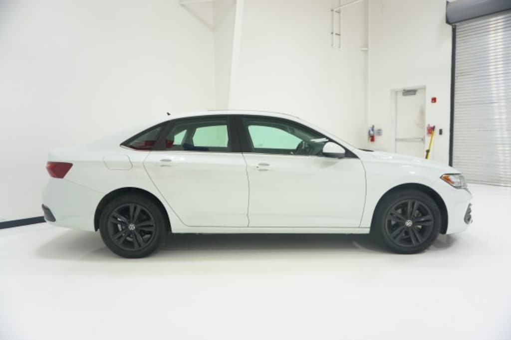 Used 2024 Volkswagen Jetta SE Sedan
