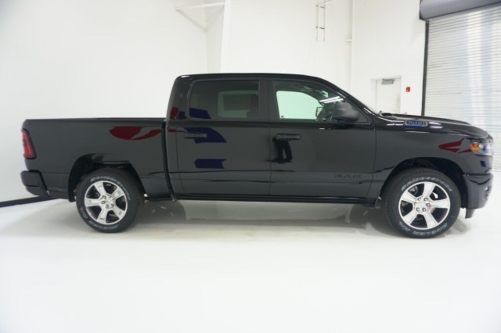 New 2026 Ram 1500 EXPRESS CREW CAB 4X2 5'7 BOX Pickup