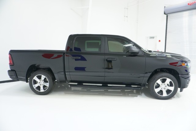 New 2027 Ram 1500 EXPRESS CREW CAB 4X2 5'7 BOX Pickup