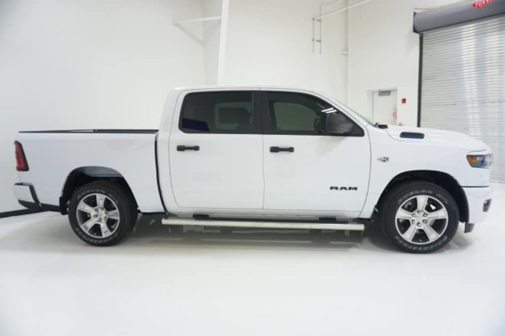 New 2026 Ram 1500 EXPRESS CREW CAB 4X2 5'7 BOX Pickup