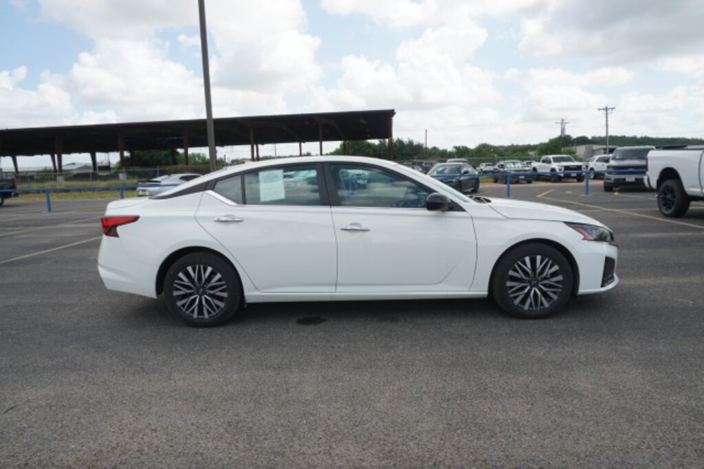 Used 2025 Nissan Altima SV Sedan