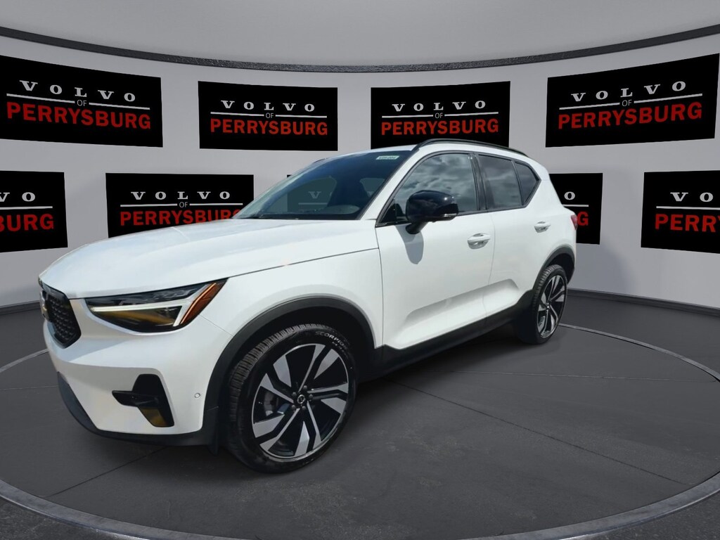 New 2025 Volvo XC40 Plus Dark Theme B5 AWD Plus Dark Theme