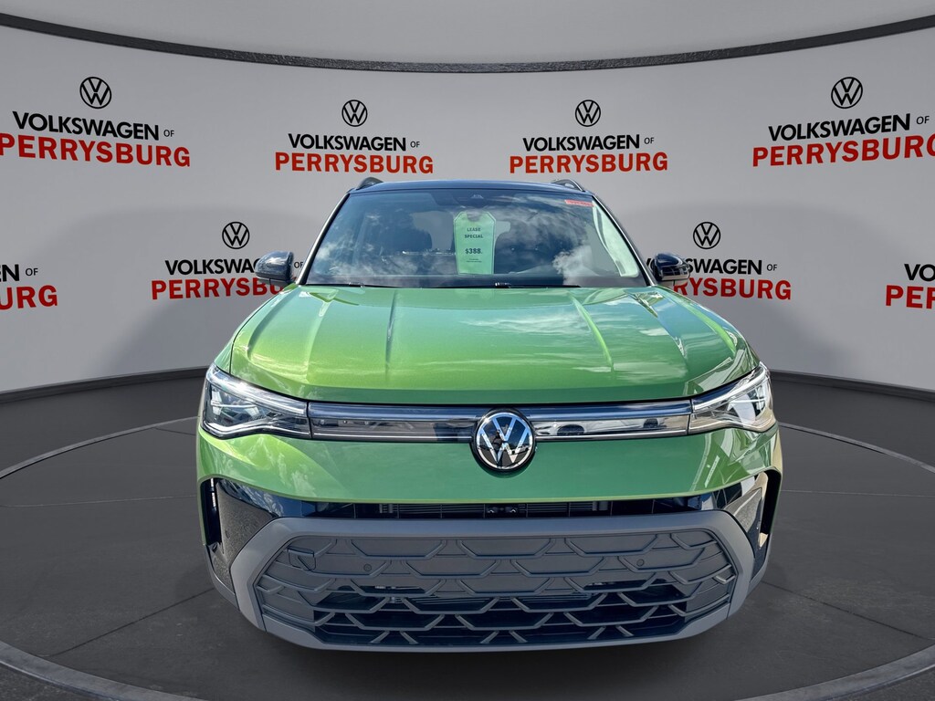 New 2025 Volkswagen Taos SE Black AWD SE Black AWD