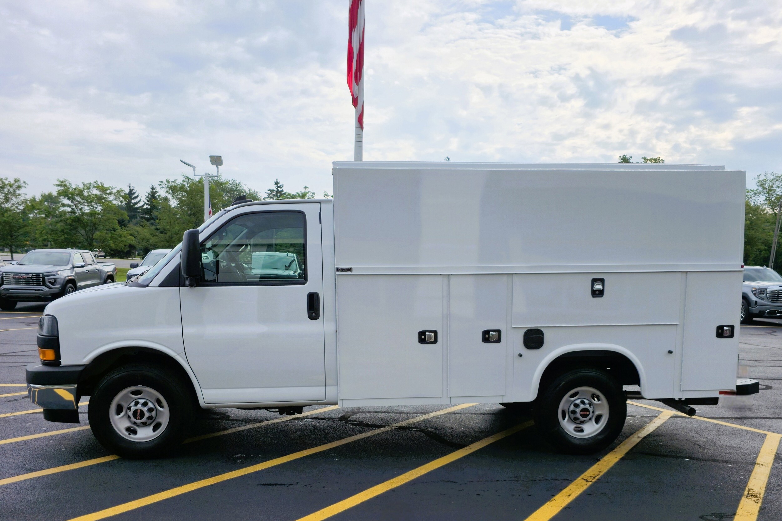 2025 Gmc Savana Cutaway Base photo 3