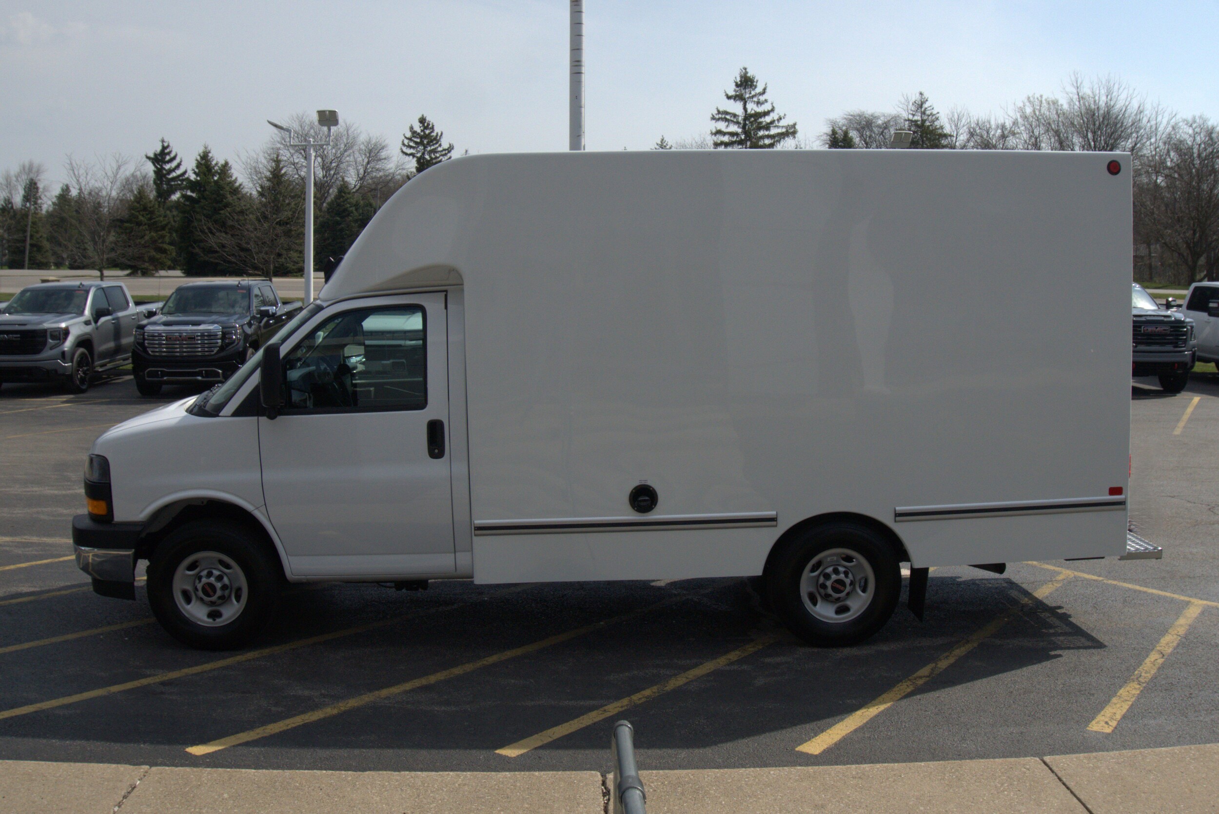 2025 Gmc Savana Cutaway 3500 photo 4