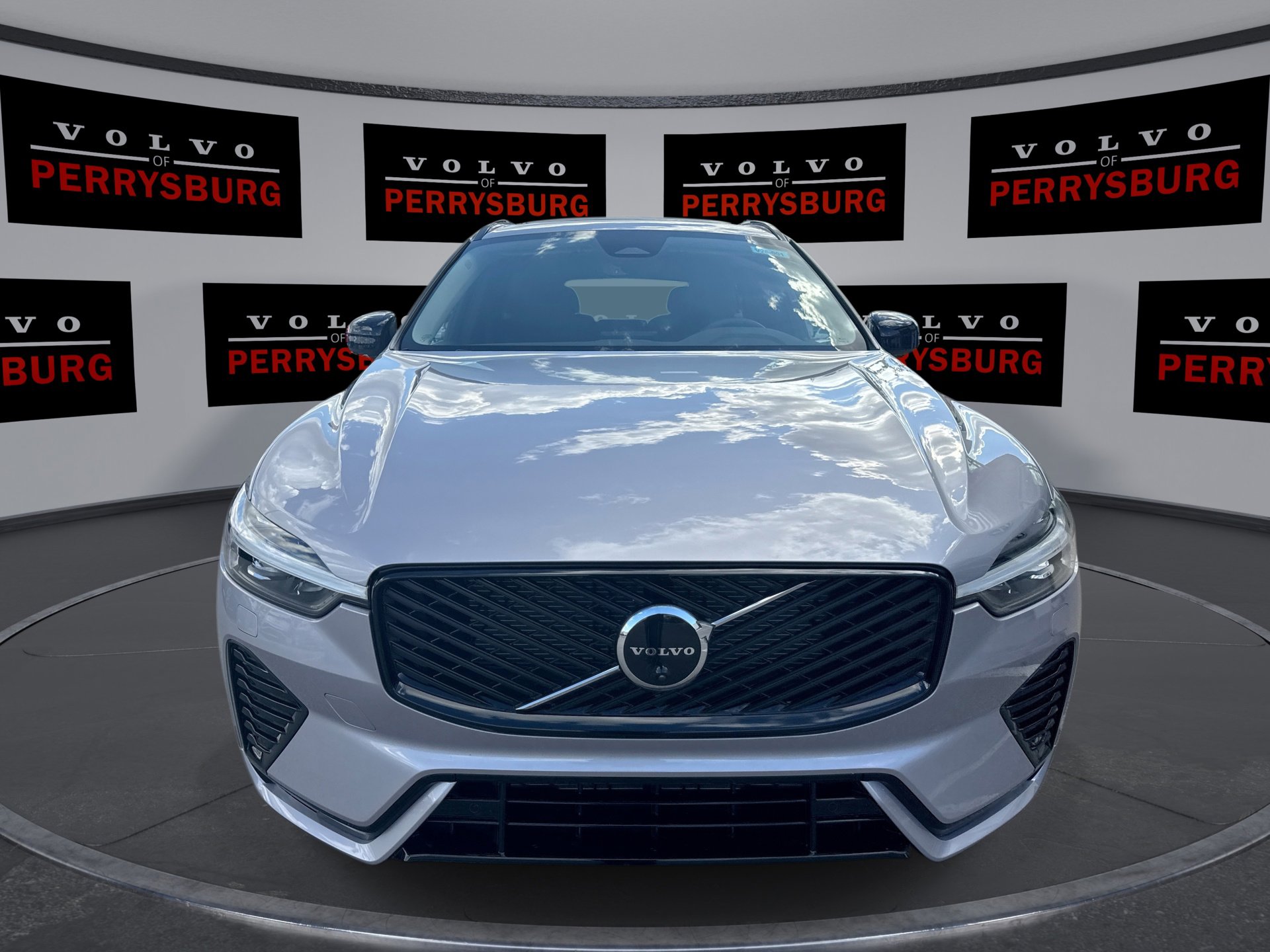 2026 Volvo XC60 B5 Plus photo 3