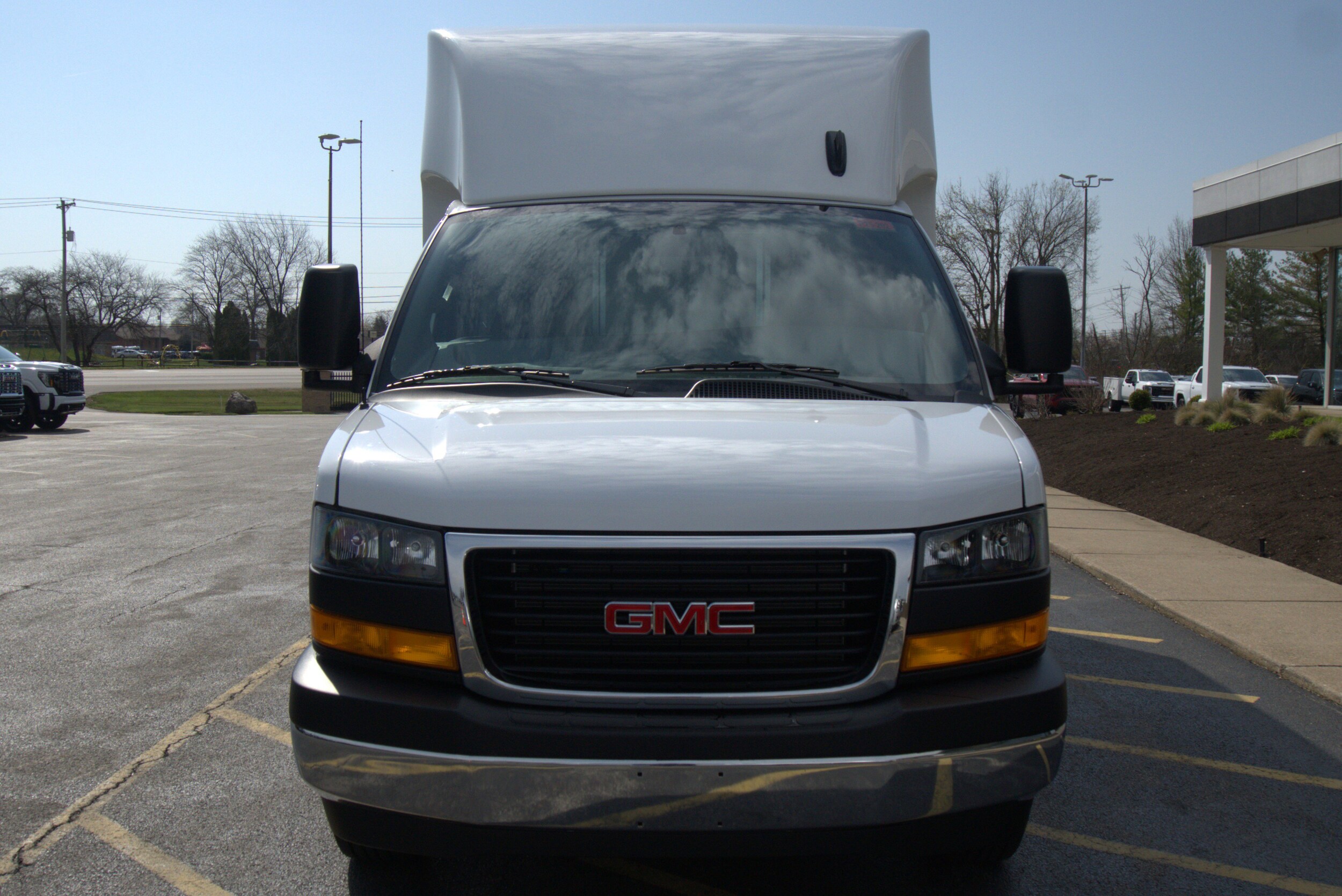 2025 Gmc Savana Cutaway 3500 photo 2
