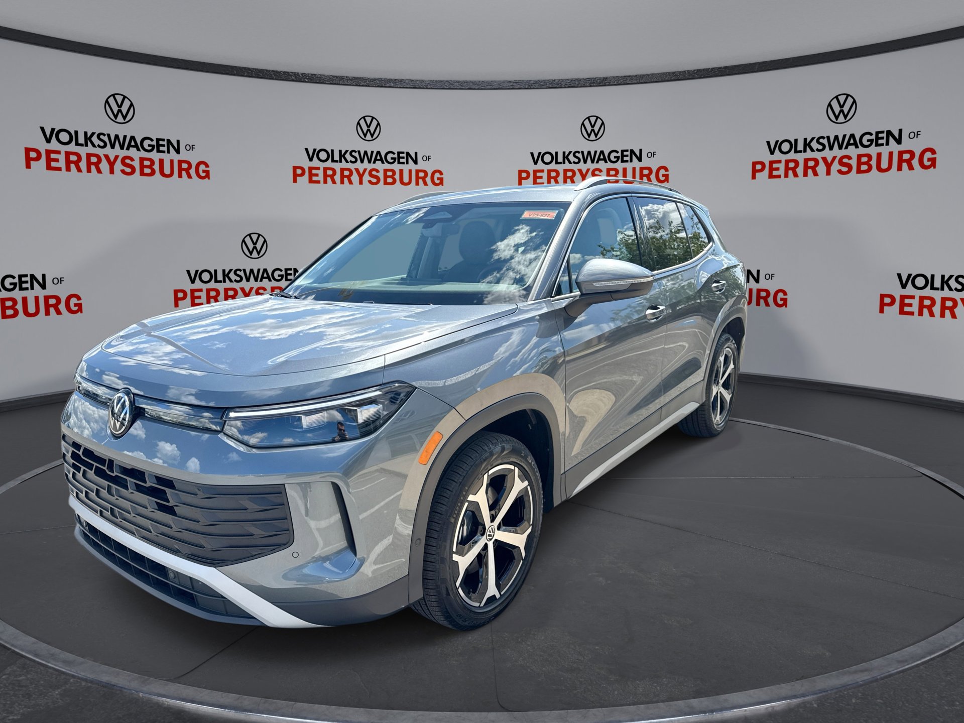 2025 Volkswagen Tiguan SE photo 3