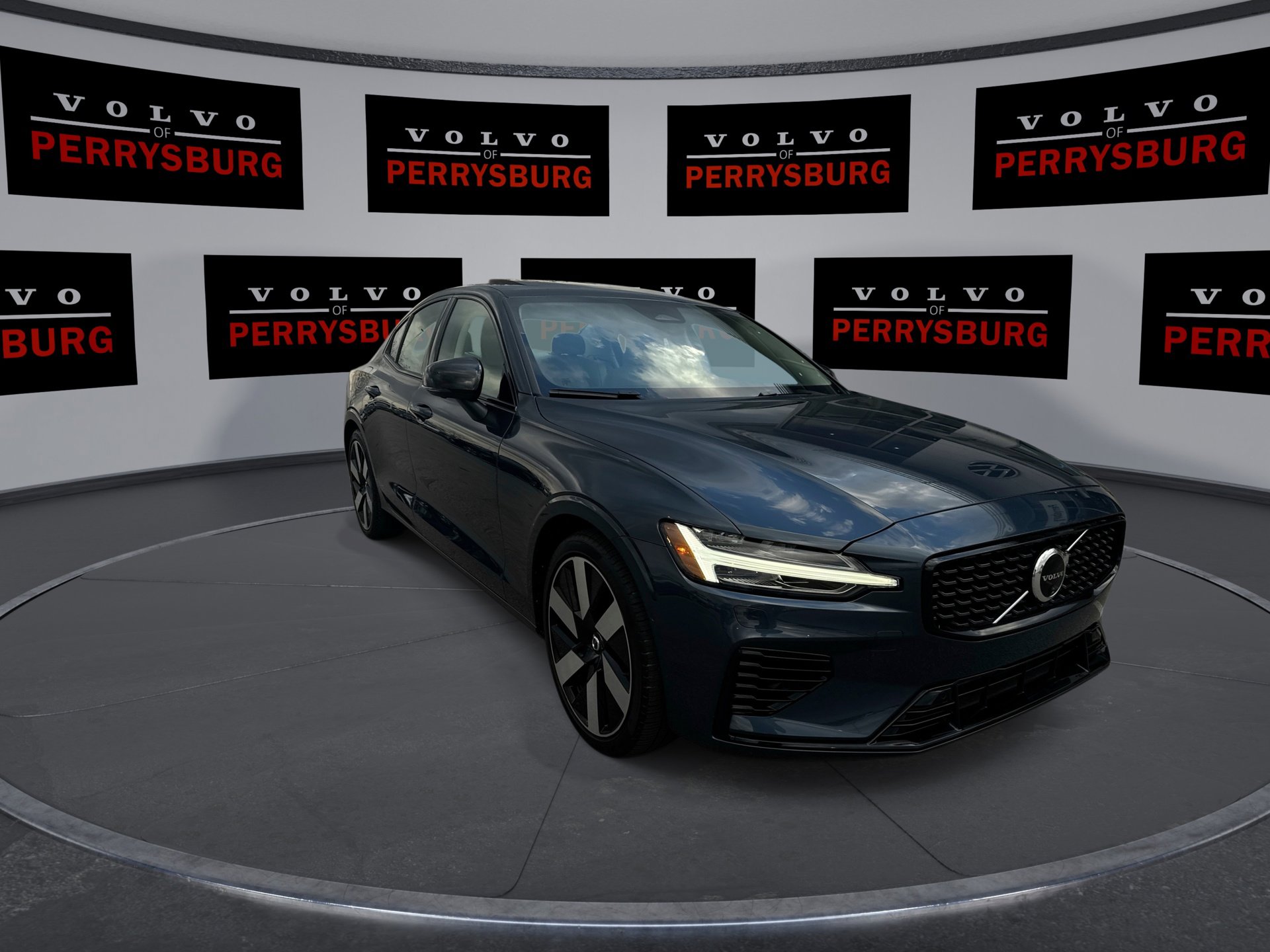 2024 Volvo S60 Recharge AWD Plus photo 2