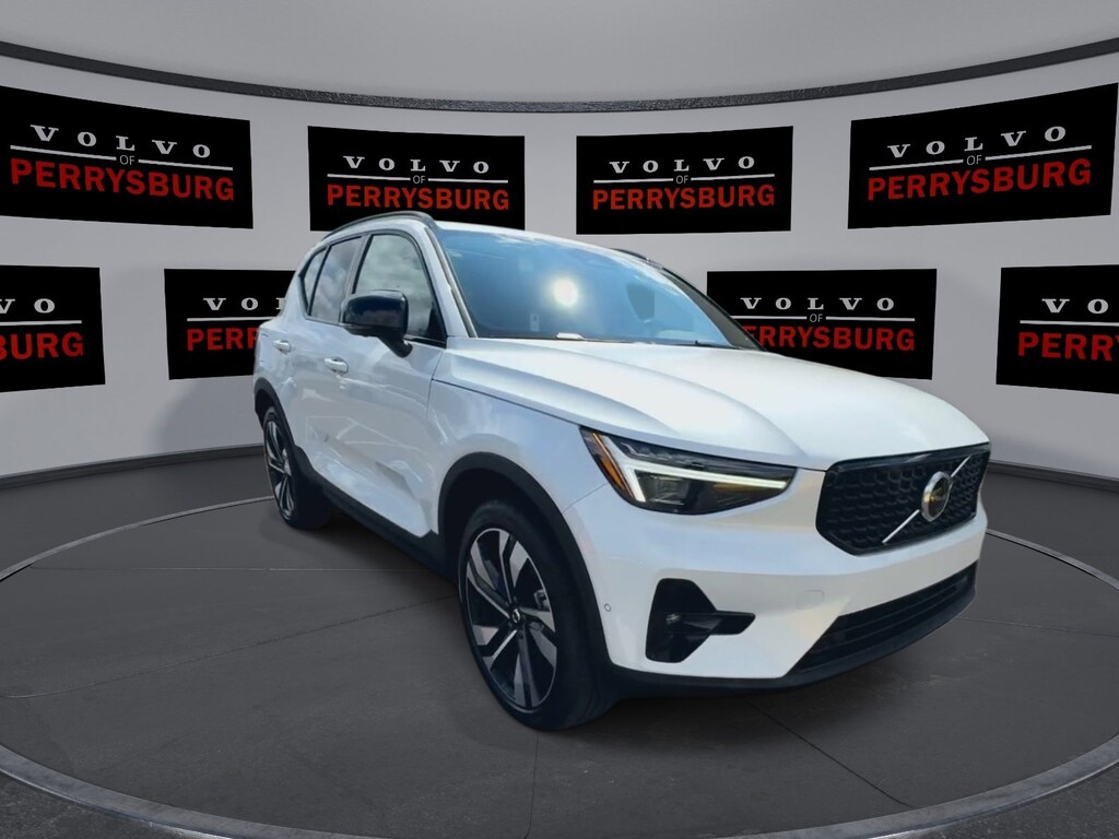 New 2025 Volvo XC40 Plus Dark Theme B5 AWD Plus Dark Theme