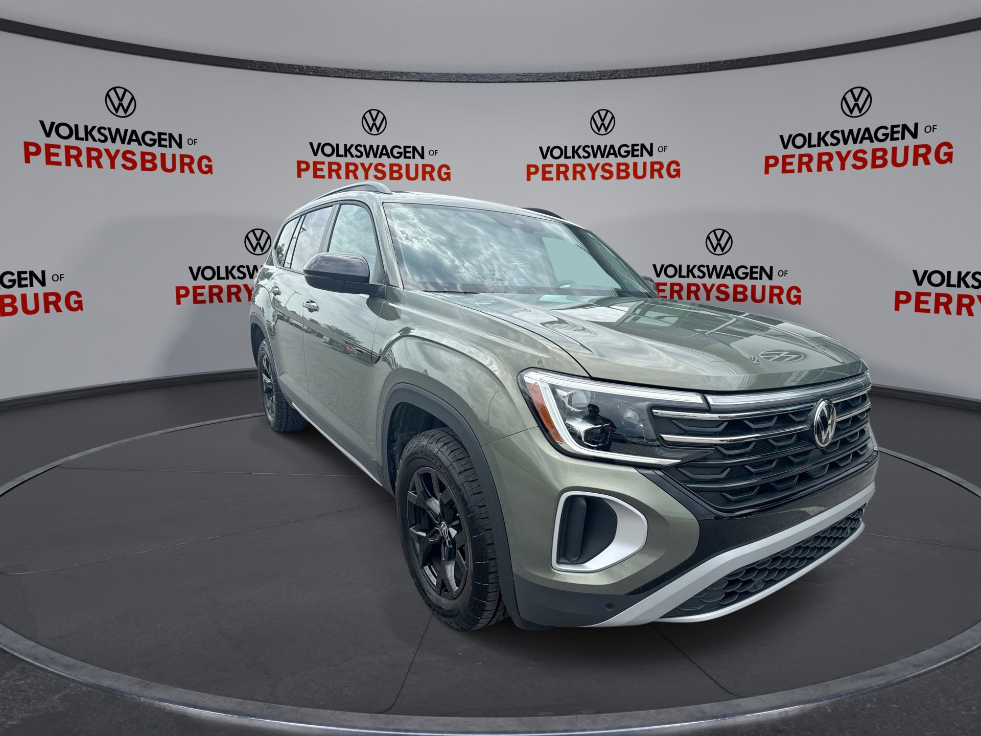 2025 Volkswagen Atlas Peak Edition SE photo 2