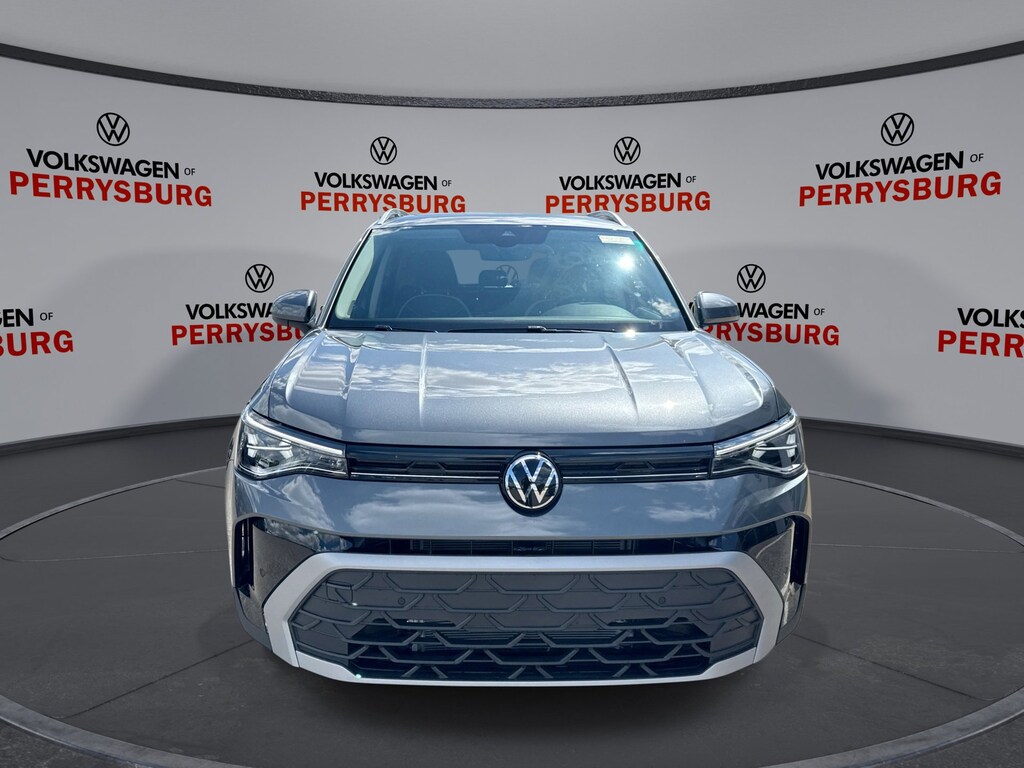 New 2025 Volkswagen Taos SE FWD w/ Panoramic Sunroof w/ Black Wheel Package SE FWD