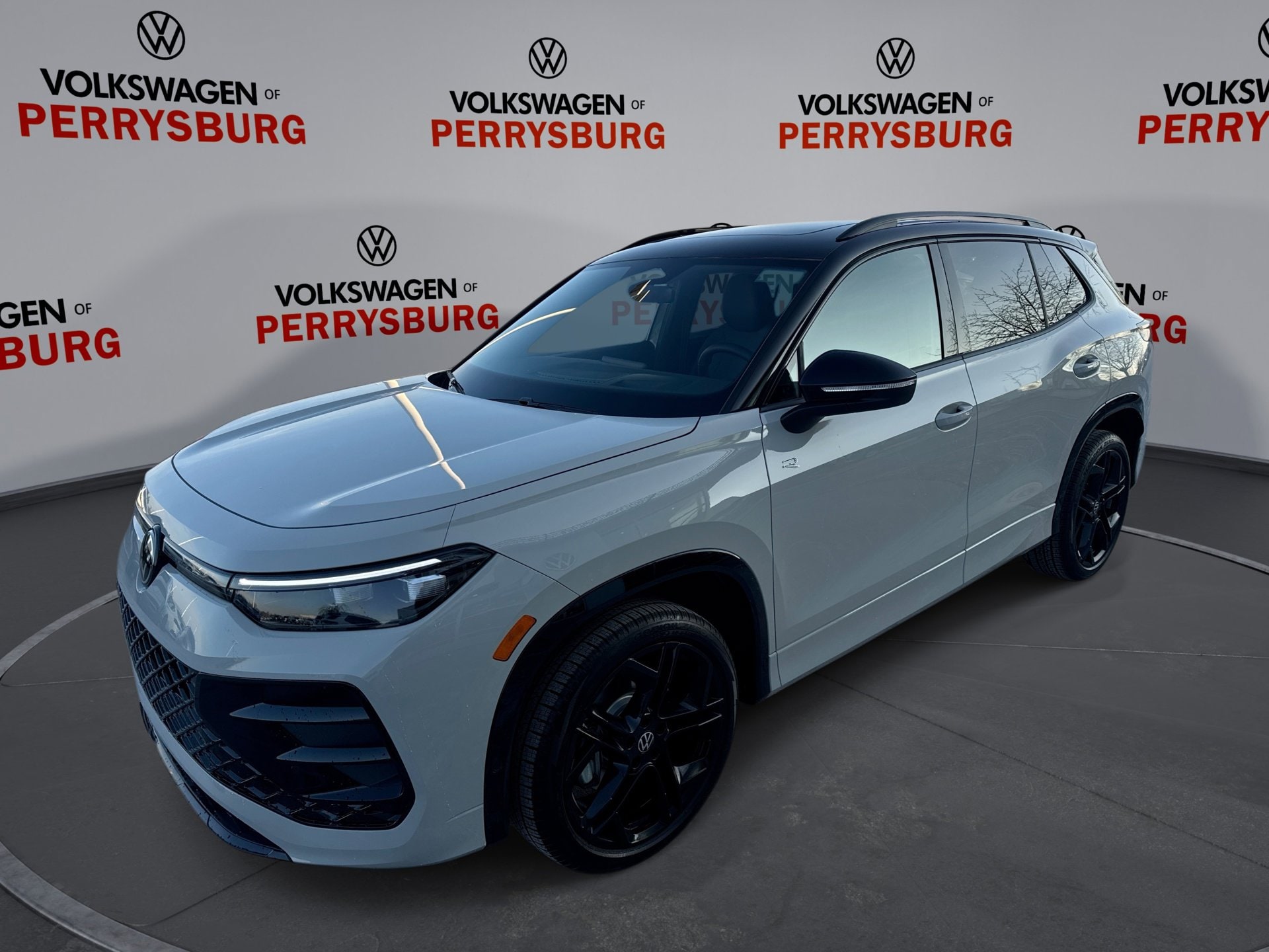 2026 Volkswagen Tiguan SE R-LINE BLACK's photo