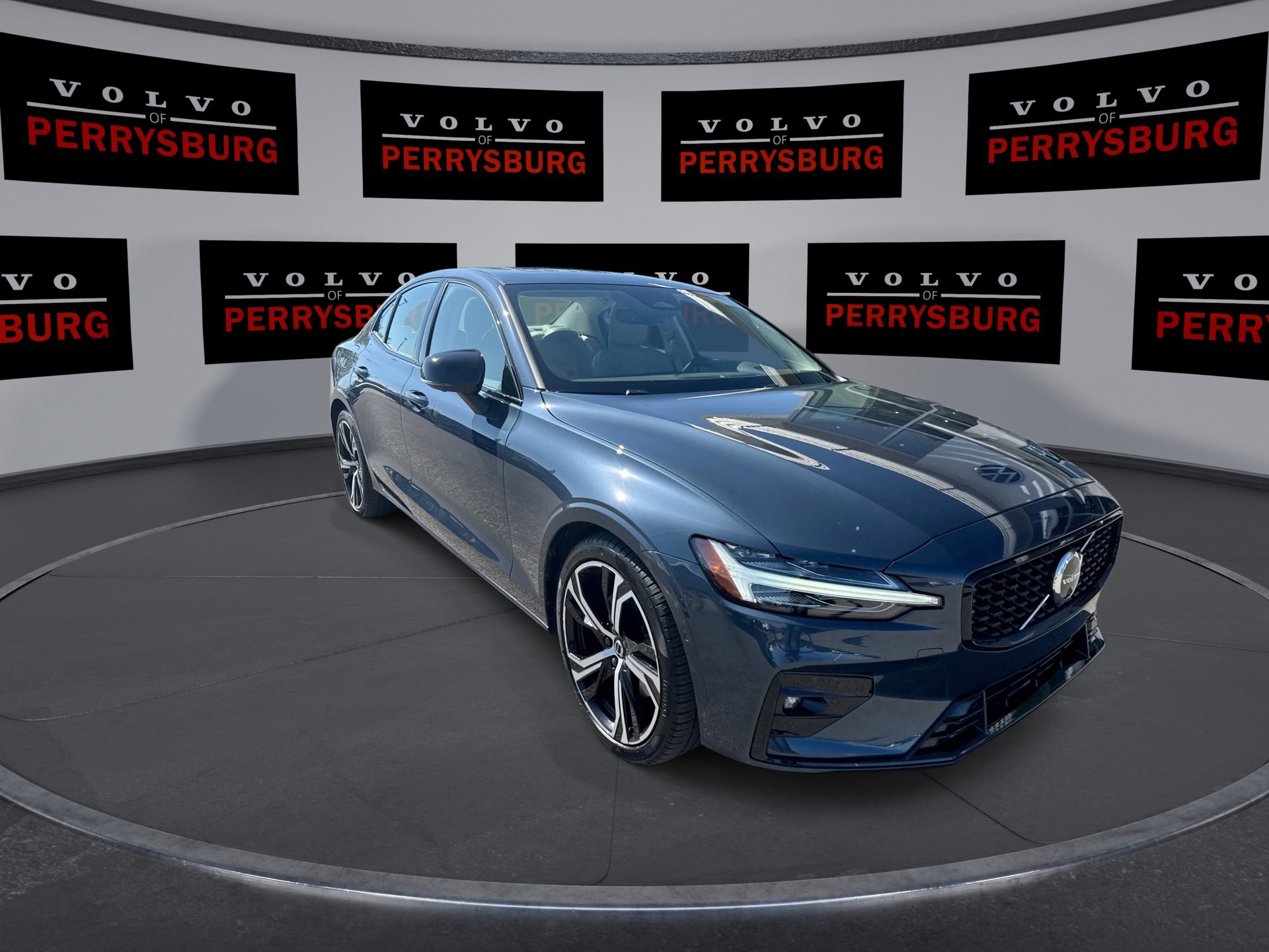 2023 Volvo S60 B5 AWD Plus photo 2