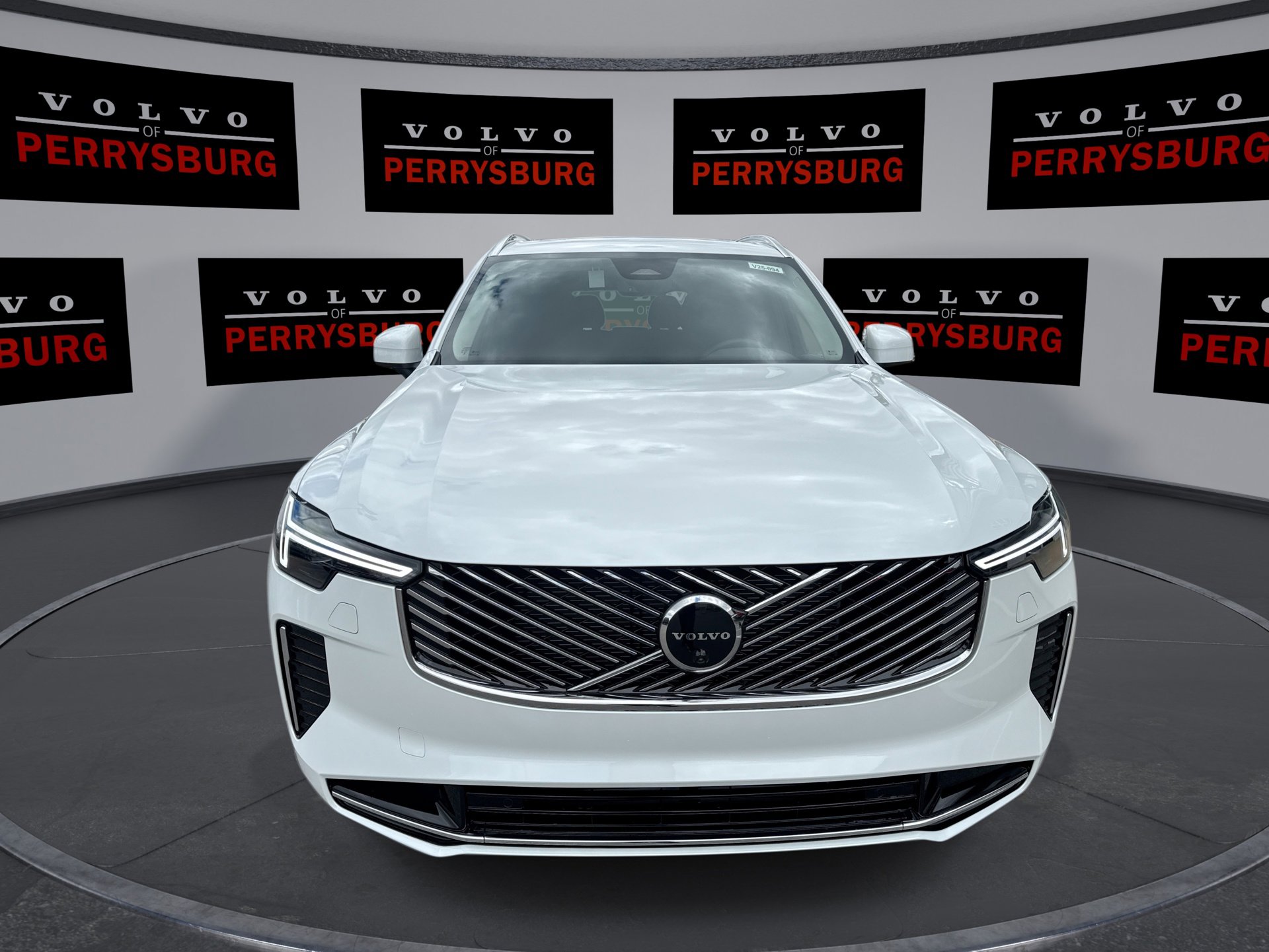 2025 Volvo XC90 T8 AWD Plus photo 3