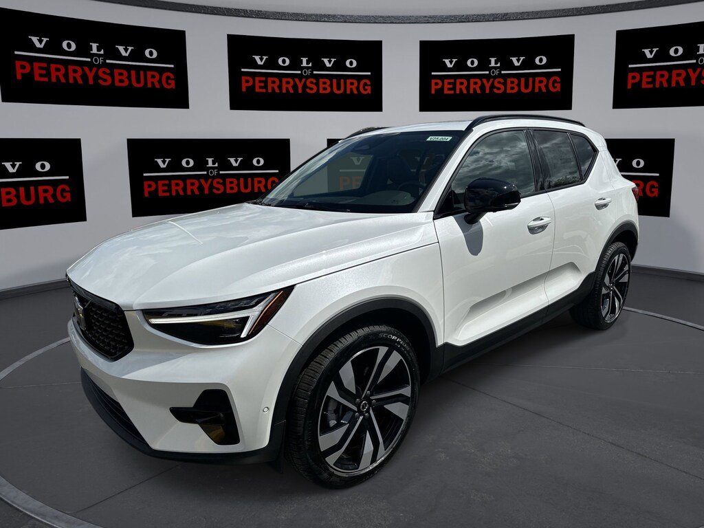 New 2025 Volvo XC40 Plus Dark Theme B5 AWD Plus Dark Theme