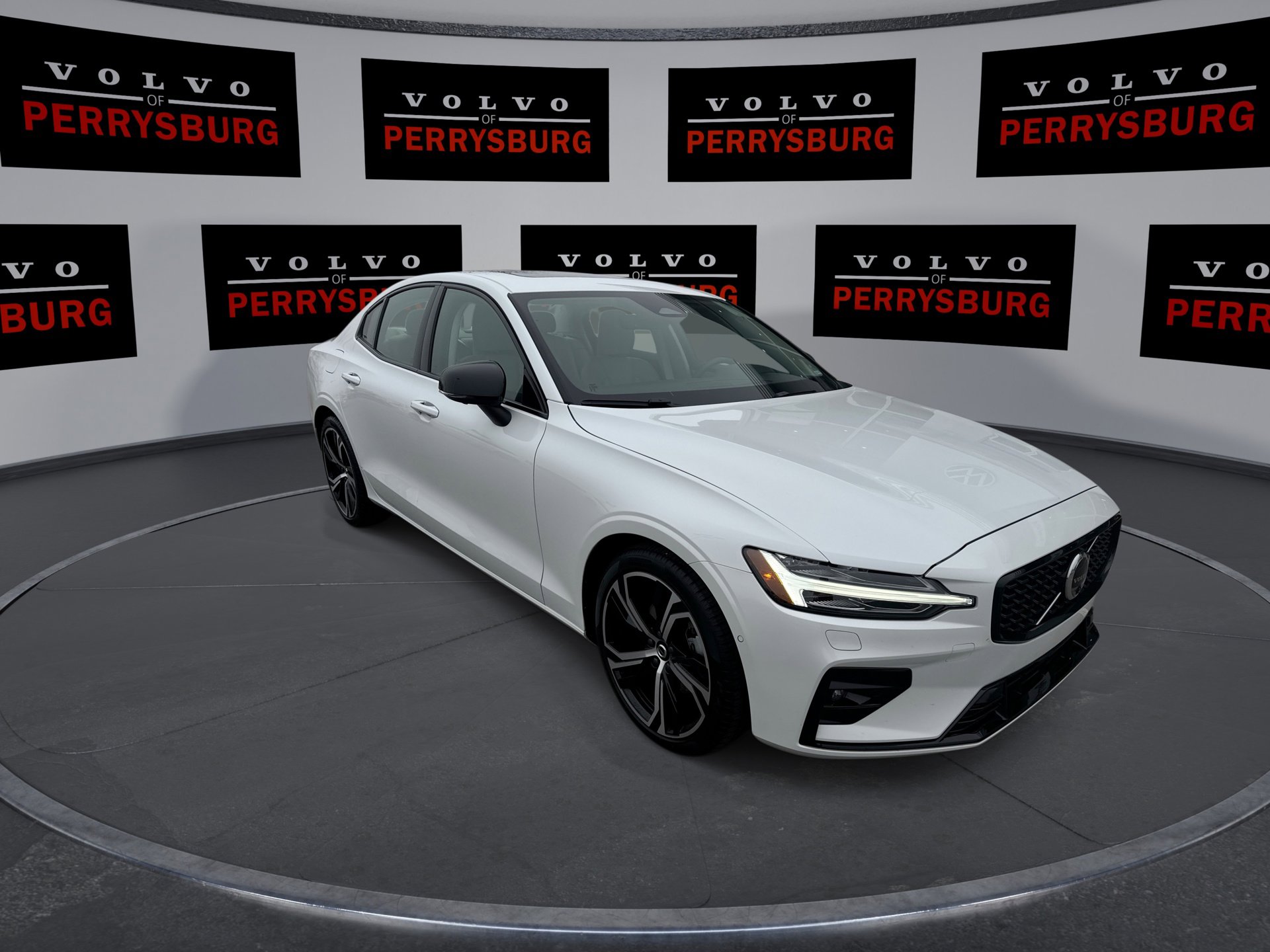 2024 Volvo S60 B5 AWD Plus photo 2