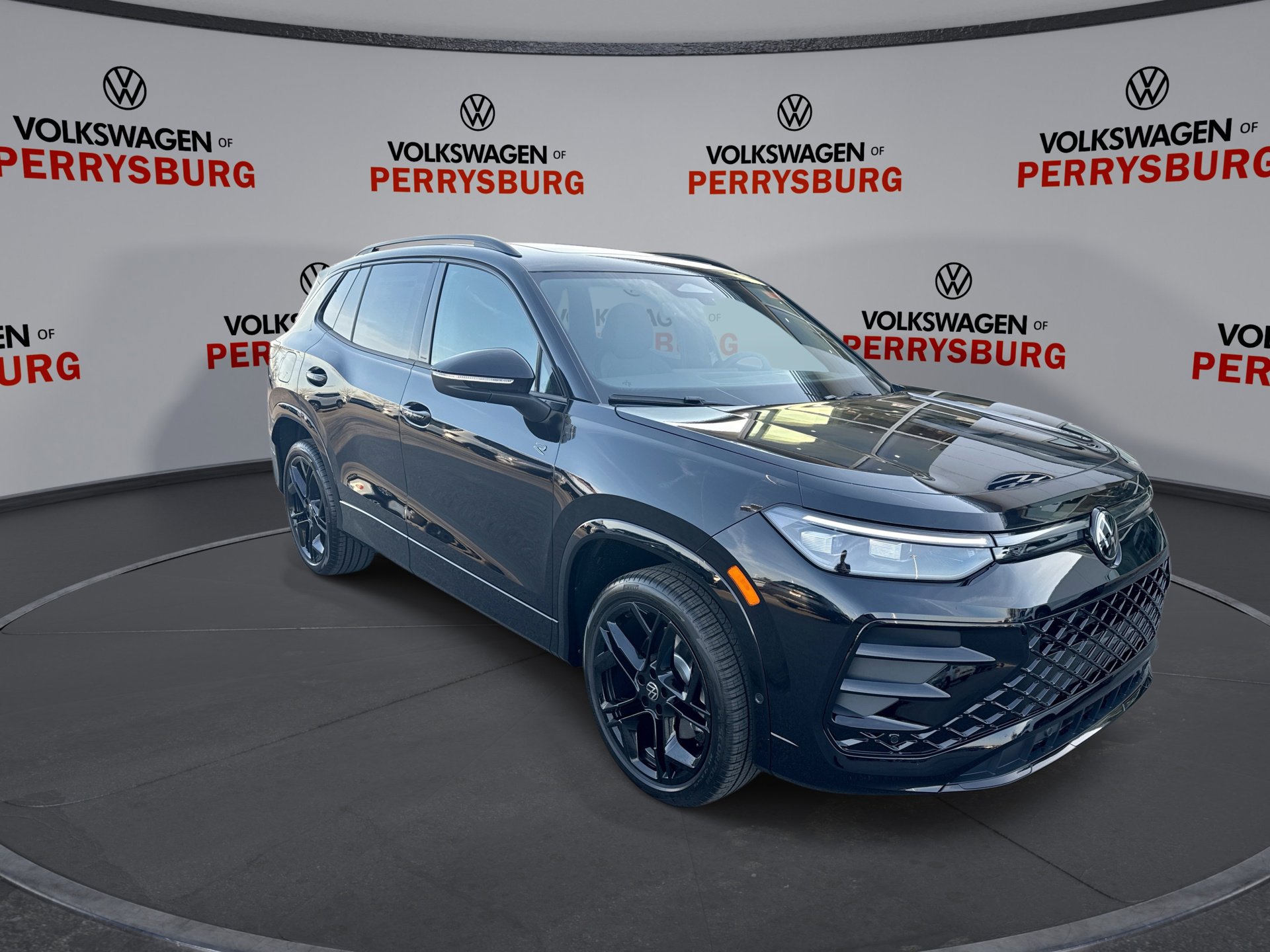 2025 Volkswagen Tiguan SE R-Line Black photo 2