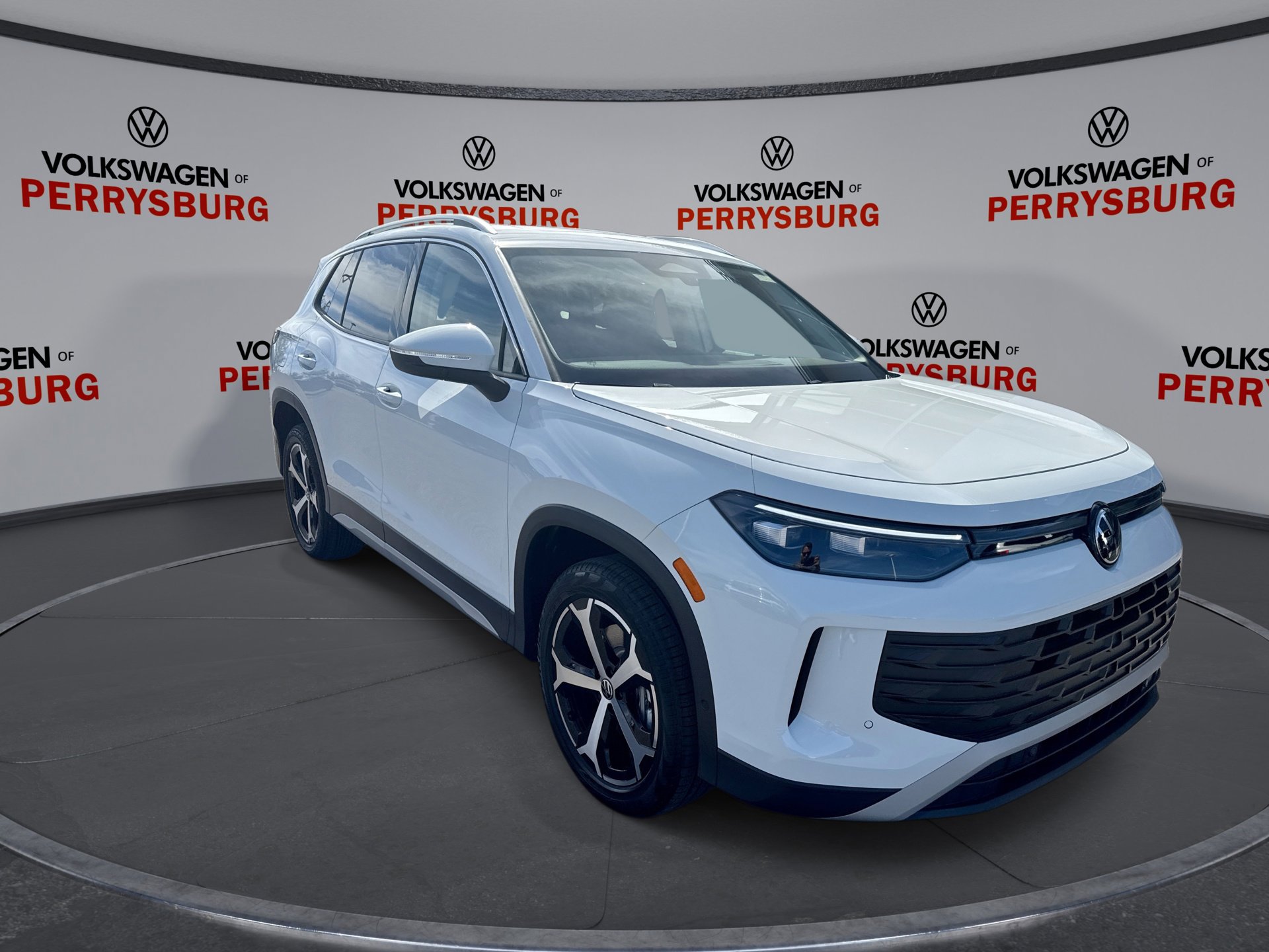 2025 Volkswagen Tiguan SE photo 2