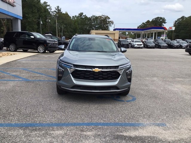2025 Chevrolet Trax LT photo 2