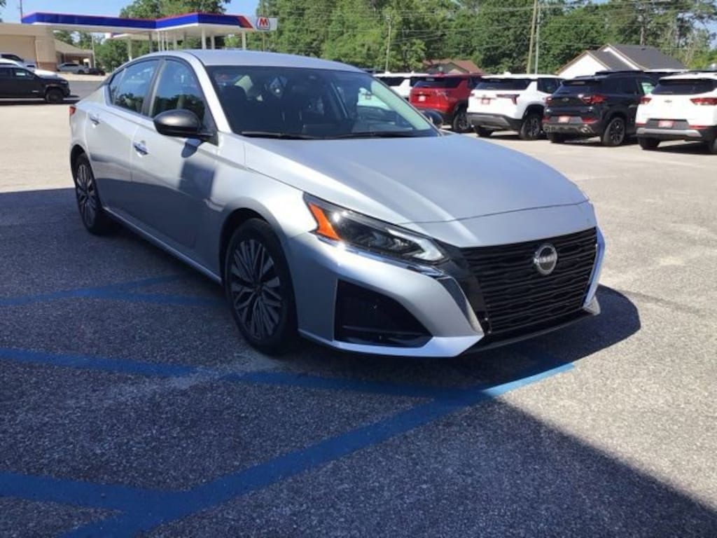 Used 2025 Nissan Altima SV Sedan