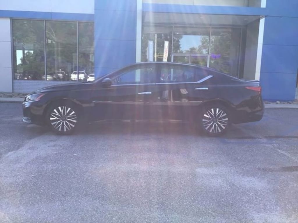 Used 2025 Nissan Altima SV Sedan