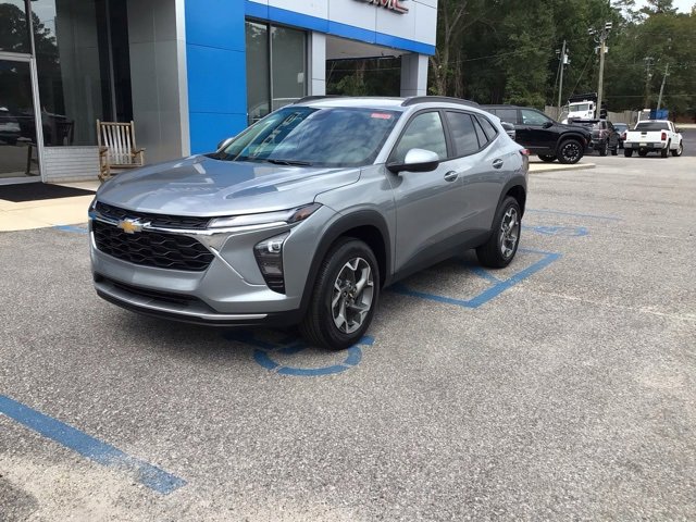2025 Chevrolet Trax LT photo 3