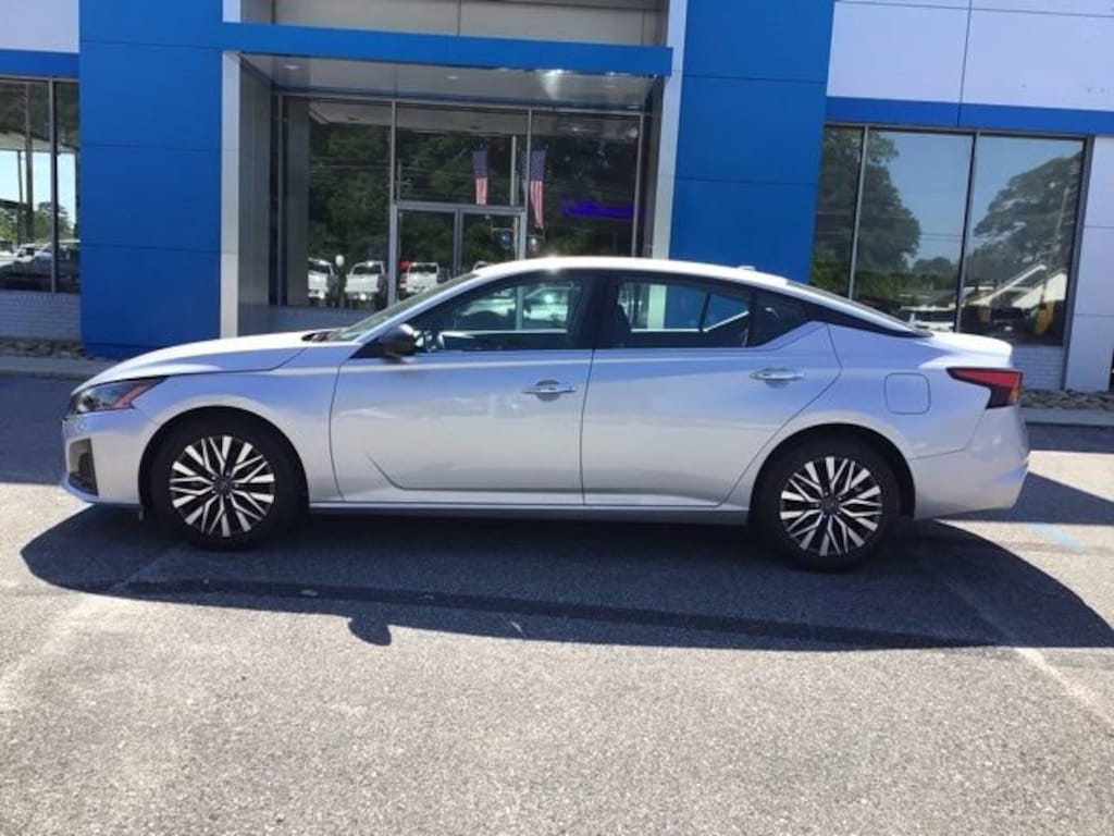 Used 2025 Nissan Altima SV Sedan