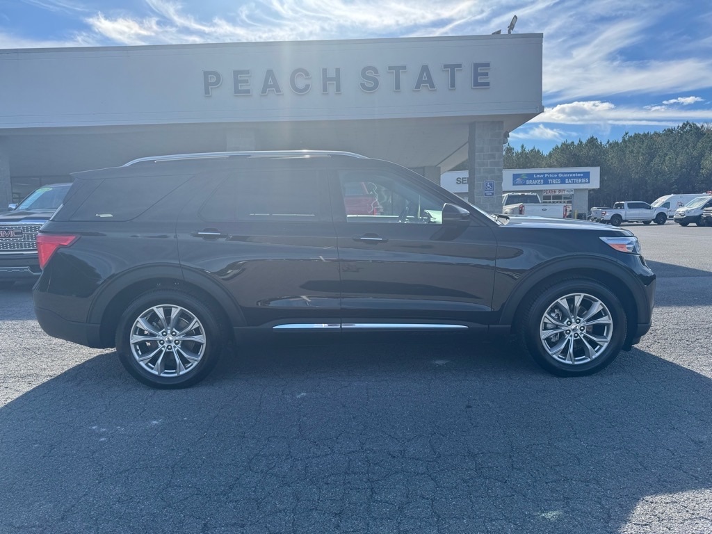 2023 Ford Explorer Limited's photo