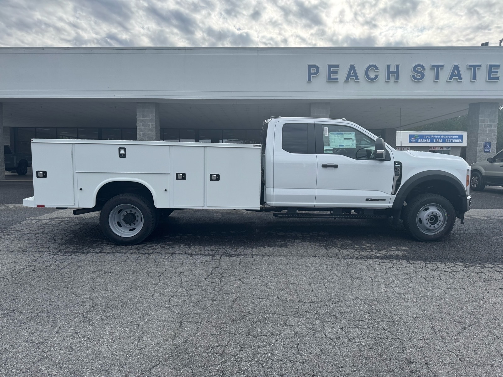 2026 Ford F-450 XL 4x4 SuperCab 192-In DRW's photo