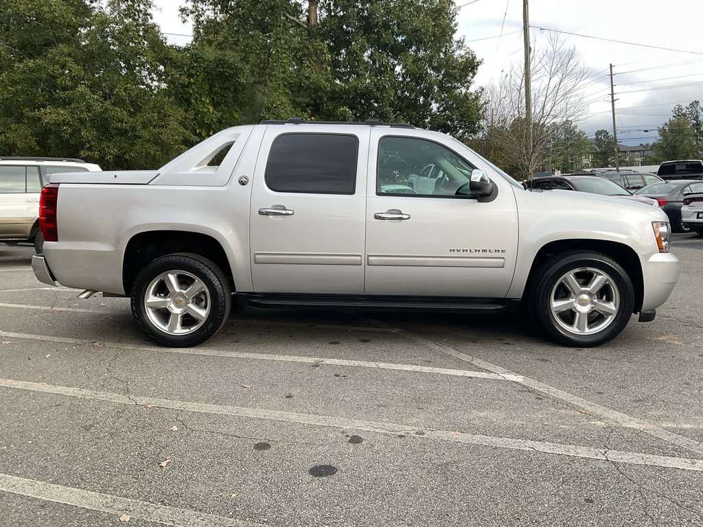 2013 Chevrolet Avalanche LT photo 4