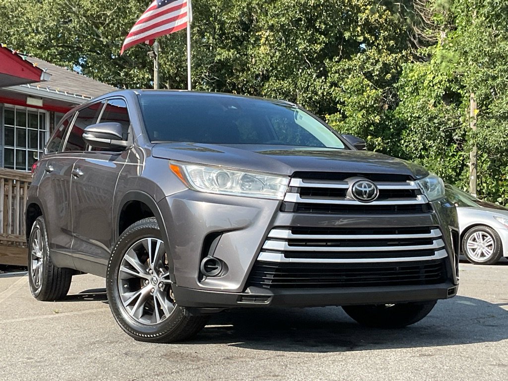 2019 Toyota Highlander LE photo 3