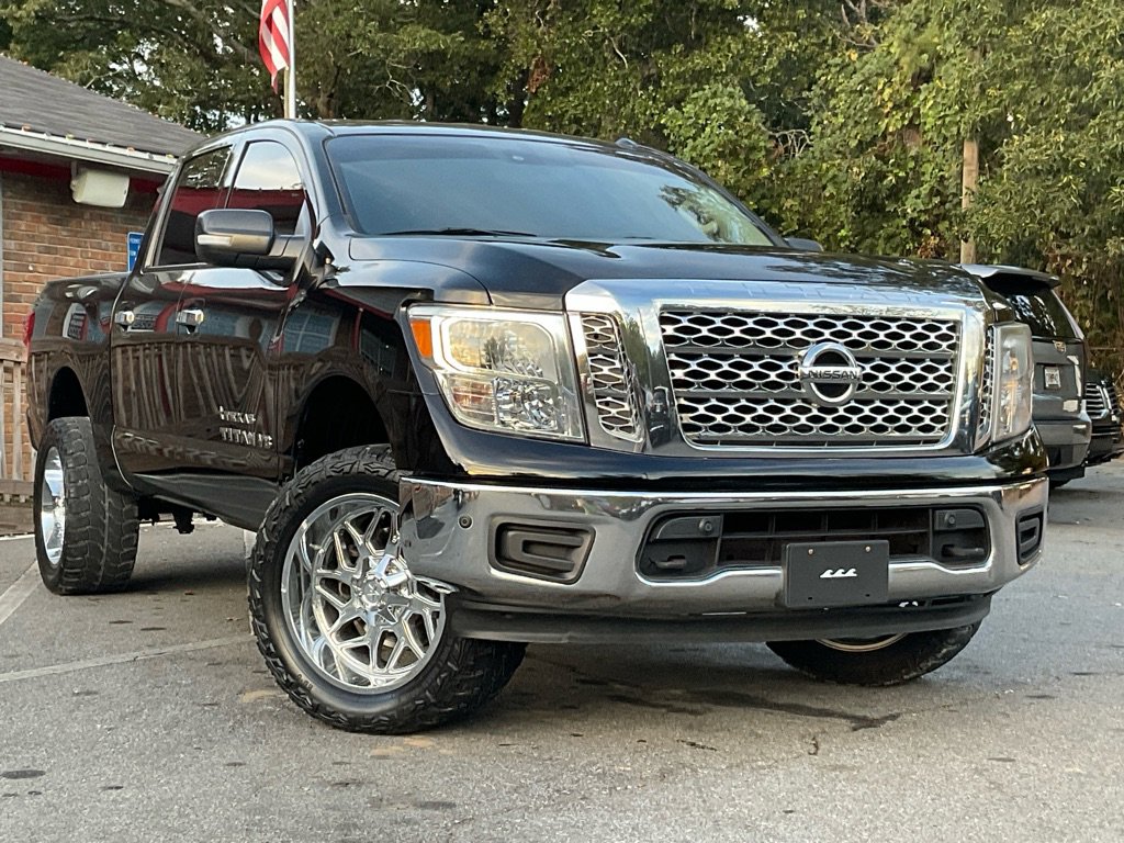 2018 Nissan Titan SV photo 3