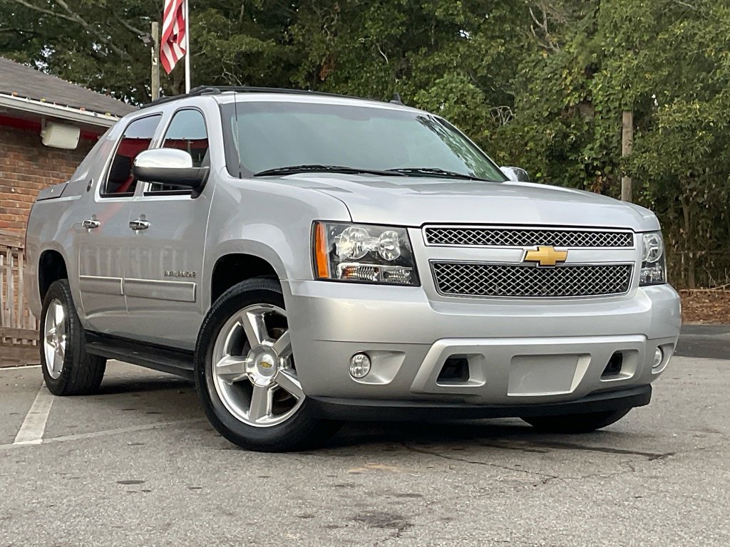 2013 Chevrolet Avalanche LT photo 3
