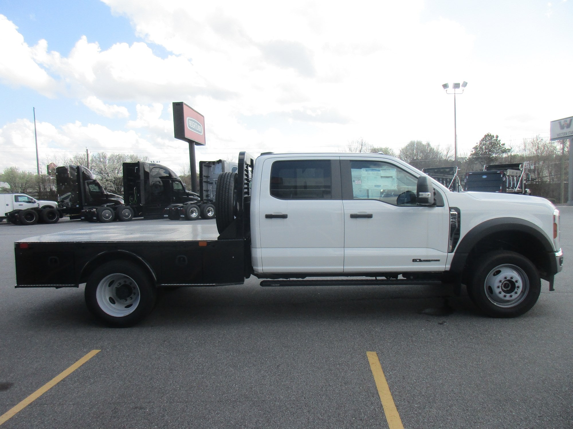2026 Ford F-450 Super Duty Chassis Cab XL - Photo 4
