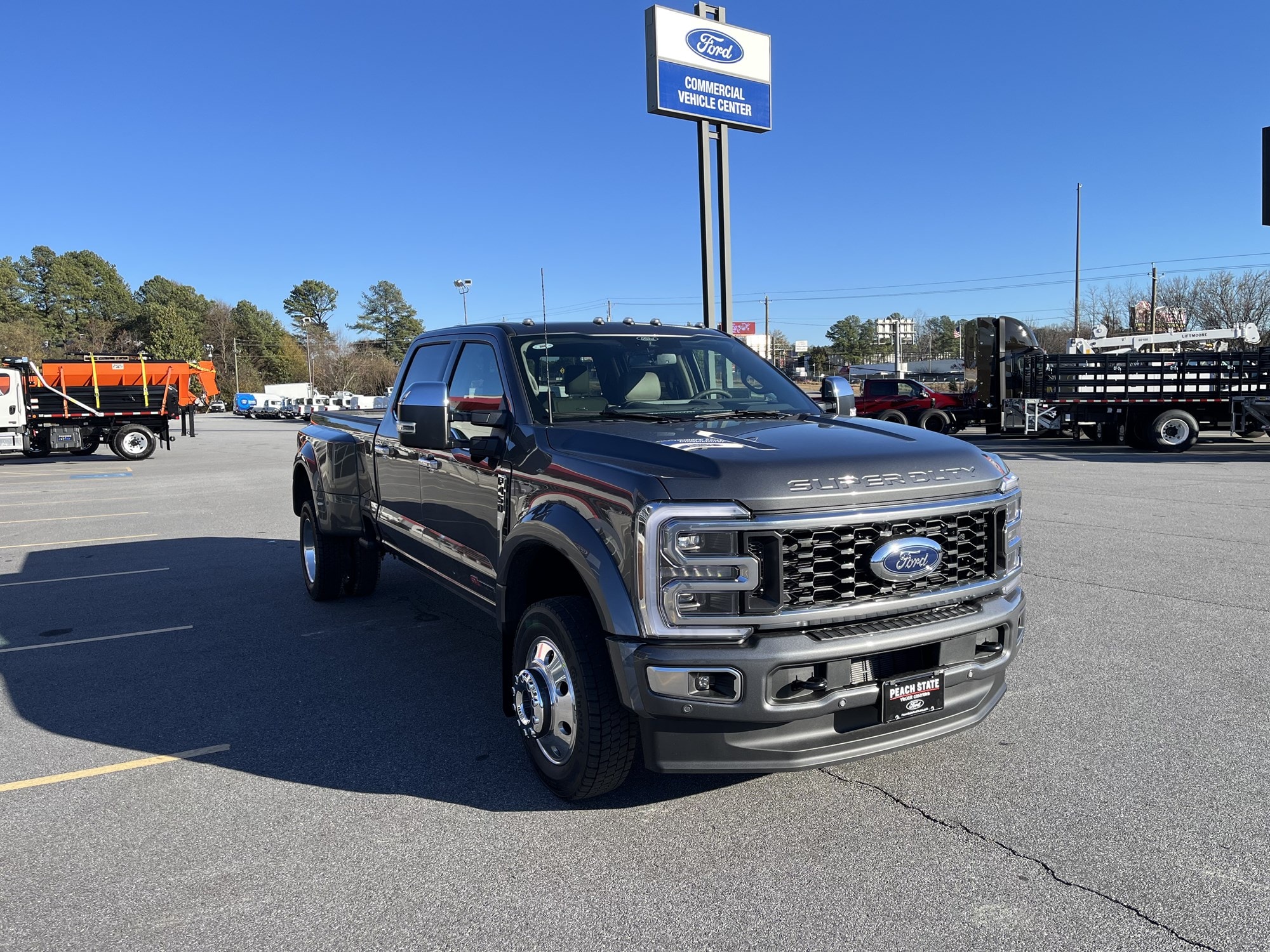 2026 Ford F-450 Super Duty Platinum's photo