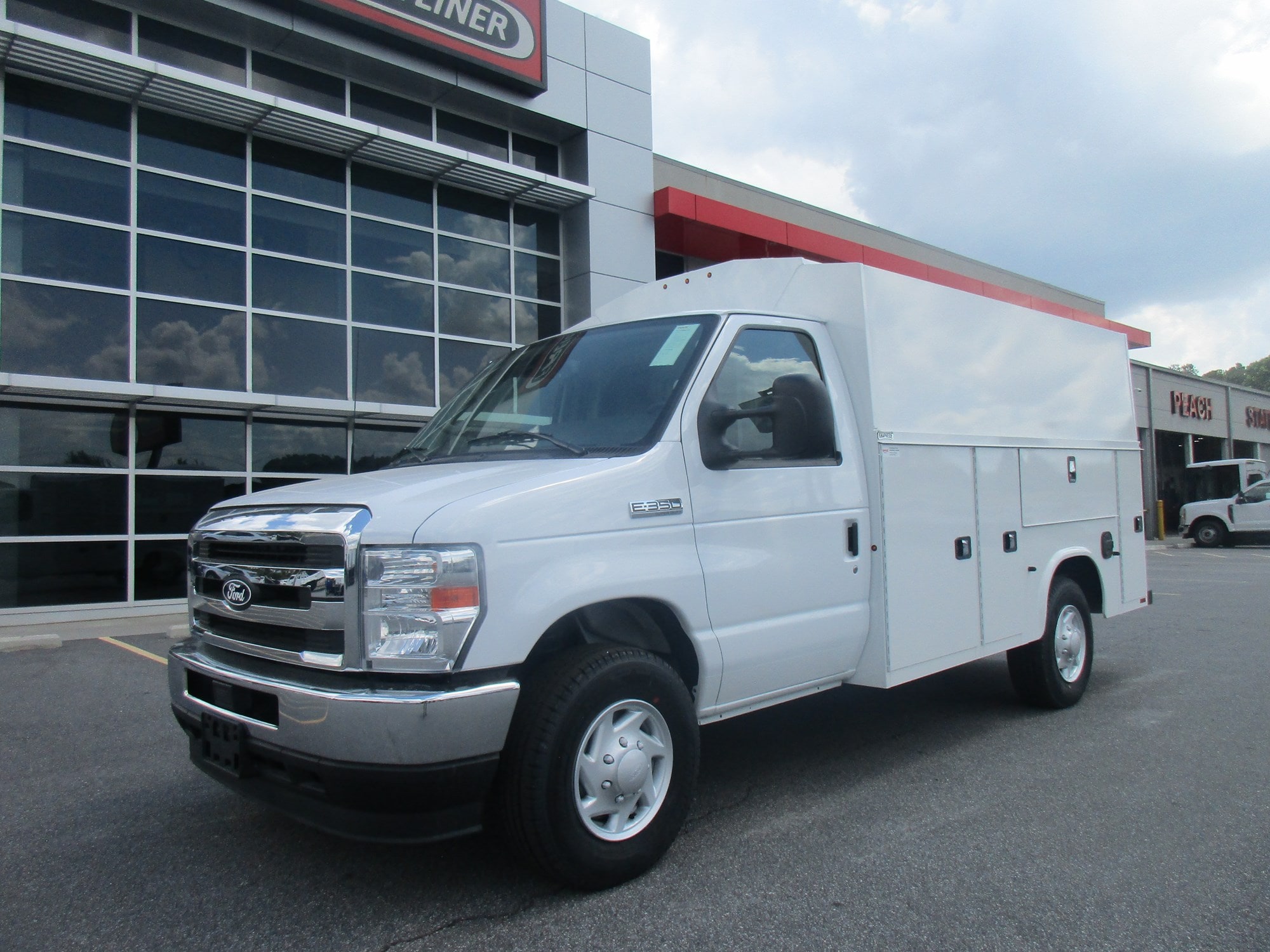 2026 Ford E-Series SRW E-350 Super Duty 138 in WB's photo