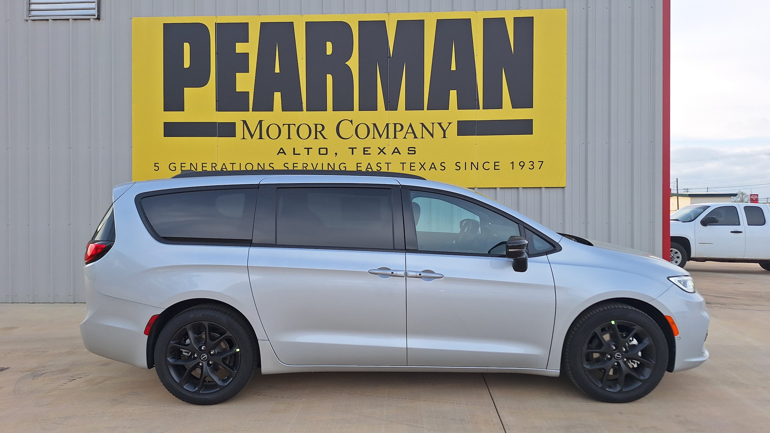 2026 Chrysler Pacifica Select's photo