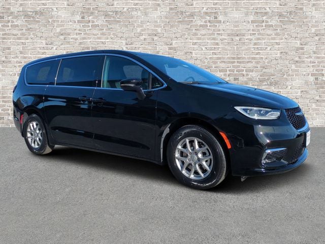 2026 Chrysler Pacifica Select's photo